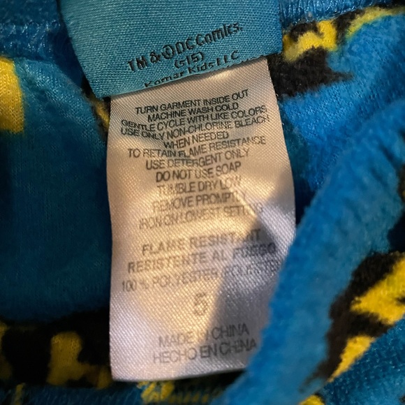 Boys Batman fleece pajama set - Picture 2 of 3